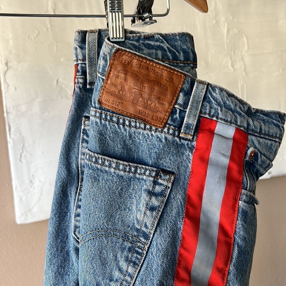 32x32 Levi's Blue Jeans with Red and White Stripe